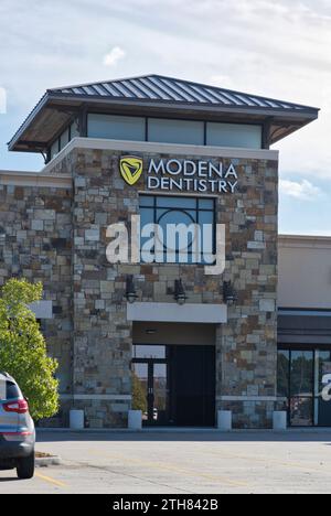 Houston, Texas USA 24. September 2023: Modena Dentistry Dental Clinic Exterior in Houston, Texas. Lokales Zahnarztgeschäft. Stockfoto