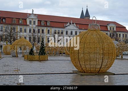 12.12.2023 Magdeburg Deutschland/Sachsen Anhalt/Landeshauptstadt Magdeburg/am Breiten Weg/Domplatz/Lichterwelt/Lictskulpturen zur Adventszeit/dahinter der Landtag/im Hintergrund recht die Türme des Klosters Unser Lieben Frauen/ ***Nutzung nur redaktionell***/ *** 12 12 2023 Magdeburg Deutschland Sachsen Anhalt Land Hauptstadt Magdeburg am Breiten Weg Domplatz Lichtskulpturen zur Adventszeit hinter dem landtag im Hintergrund rechts die Türme das Kloster Unser Lieben Frauen wird nur zu redaktionellen Zwecken verwendet Stockfoto