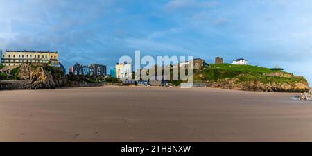 Ein Panoramablick vom Castle Beach über Castle Hill und South Beach bei Ebbe in Tenby, Wales an einem sonnigen Tag Stockfoto