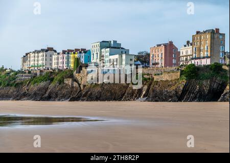 Ein Blick vom Castle Beach auf farbenfrohe Gebäude bei Ebbe in Tenby, Wales an einem sonnigen Tag Stockfoto