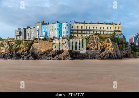 Ein Blick vom Castle Beach auf die Klippen und farbenfrohen Gebäude bei Ebbe in Tenby, Wales an einem sonnigen Tag Stockfoto