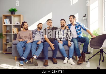 Eine Gruppe enger männlicher Freunde sitzt zu Hause auf der Couch Stockfoto