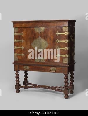 Möbel, Anonym, 1685 - 1700 Eichenschrank mit Wurzelmuttern verklebt, auf einem Chassis mit gesprenkelten Beinen, verbunden mit den Häusern durch ein X-förmiges Kreuz. Das Chassis enthält eine Schublade mit durchbrochenen Bronzeteigen mit Griffen, die ebenfalls an den Seiten vorkommen. Der Oberschrank zeigt an allen Ecken durchbrochene Beschläge; in der Mitte der beiden Türen bilden zwei Teigstücke ein Oval an der Schranke. Bronzefarbene Griffe mit Rosetten bilden die Verbindungen zwischen allen Seiten. Holz (Pflanzenmaterial) in den nördlichen Niederlanden. Eiche (Holz). Bronze (Metall). palisander (Holz) Eiche Schrank mit Wurzel verklebt Stockfoto