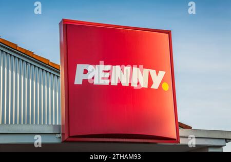 Hockenheim, Deutschland, 18. Dezember 2023: Penny-Schild. Penny ist eine deutsche Supermarktkette im Besitz der Rewe Group mit zahlreichen Standorten in Europa Stockfoto