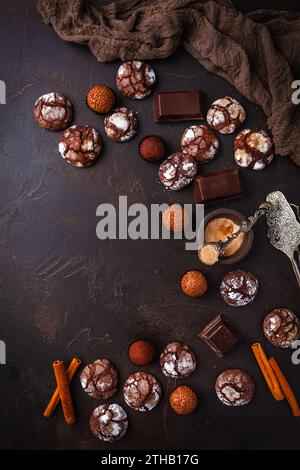 Hausgemachte Schokoladen-Crinkle-Cookies mit Schokolade und Zimt, Weihnachtskekse und Süßwaren Stockfoto