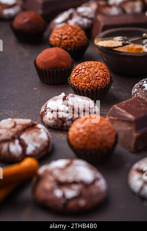 Hausgemachte Schokoladen-Crinkle-Cookies mit Schokolade und Zimt, Weihnachtskekse und Süßwaren Stockfoto