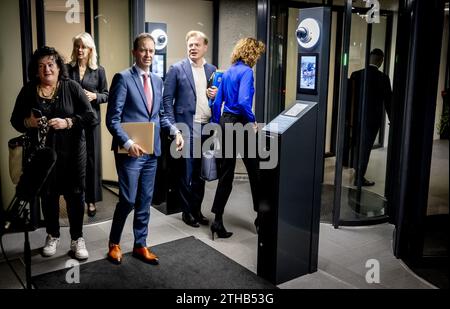 DIE HAAG - Mona Keijzer und Caroline van der Plas bbb, Sophie Hermans vvd und Pieter Omtzigt nsc nach einem Gespräch mit dem Informanten Ronald Plasterk. Plasterk spricht weiterhin mit den Parteiführern von PVV, VVD, NSC UND BBB. ANP ROBIN UTRECHT niederlande raus - belgien raus Stockfoto