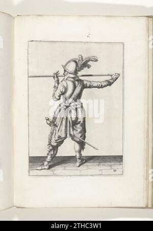 Soldat, auf dem Rücken gesehen, der seine Spieße mit beiden Händen waagerecht auf Nasenhöhe trägt, seine rechte Hand am Fuß der Waffe, sein Gesicht nach links (Nr. 29), ca. 1600, 1597 - 1607 Ein Soldat, vollständig, auf dem Rücken gesehen, der einen Spieß (Lanze) mit beiden Händen waagerecht auf Nasenhöhe trägt, seine rechte Hand am Fuß der Waffe, an sein Gesicht nach links (Nr. 29), ca. 1600. Platte 29 in der Anleitung zum Umgang mit den Spießen: Corte Onderwysinghe auf dem FigueLiicke-Bild, interessierter t'recht ghebruyck, Van Al t'ghene ist ein Soldaet in der Handlung der Spione Emergency. Teil von Stockfoto