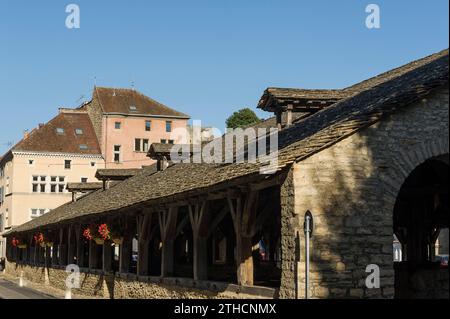 Cremieu eine mittelalterliche Siedlung mit Festung und einem bekannten überdachten Markt. | Cremieu, ville medievale de l'Isère connue pour ses Festungsanlagen Stockfoto