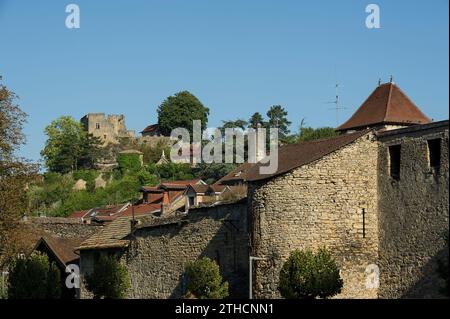 Cremieu eine mittelalterliche Siedlung mit Festung und einem bekannten überdachten Markt. | Cremieu, ville medievale de l'Isère connue pour ses Festungsanlagen Stockfoto