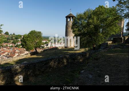 Cremieu eine mittelalterliche Siedlung mit Festung und einem bekannten überdachten Markt. | Cremieu, ville medievale de l'Isère connue pour ses Festungsanlagen Stockfoto