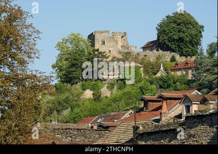 Cremieu eine mittelalterliche Siedlung mit Festung und einem bekannten überdachten Markt. | Cremieu, ville medievale de l'Isère connue pour ses Festungsanlagen Stockfoto