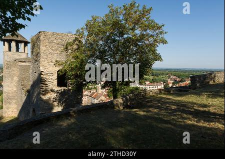 Cremieu eine mittelalterliche Siedlung mit Festung und einem bekannten überdachten Markt. | Cremieu, ville medievale de l'Isère connue pour ses Festungsanlagen Stockfoto