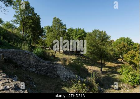 Cremieu eine mittelalterliche Siedlung mit Festung und einem bekannten überdachten Markt. | Cremieu, ville medievale de l'Isère connue pour ses Festungsanlagen Stockfoto