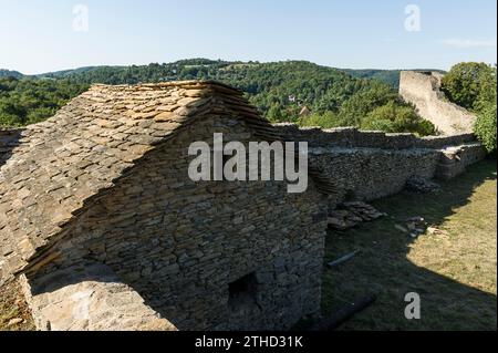 Cremieu eine mittelalterliche Siedlung mit Festung und einem bekannten überdachten Markt. | Cremieu, ville medievale de l'Isère connue pour ses Festungsanlagen Stockfoto