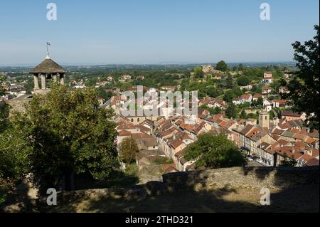 Cremieu eine mittelalterliche Siedlung mit Festung und einem bekannten überdachten Markt. | Cremieu, ville medievale de l'Isère connue pour ses Festungsanlagen Stockfoto