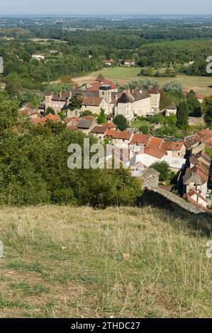 Cremieu eine mittelalterliche Siedlung mit Festung und einem bekannten überdachten Markt. | Cremieu, ville medievale de l'Isère connue pour ses Festungsanlagen Stockfoto