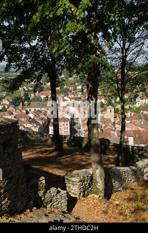 Cremieu eine mittelalterliche Siedlung mit Festung und einem bekannten überdachten Markt. | Cremieu, ville medievale de l'Isère connue pour ses Festungsanlagen Stockfoto