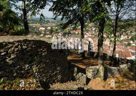 Cremieu eine mittelalterliche Siedlung mit Festung und einem bekannten überdachten Markt. | Cremieu, ville medievale de l'Isère connue pour ses Festungsanlagen Stockfoto