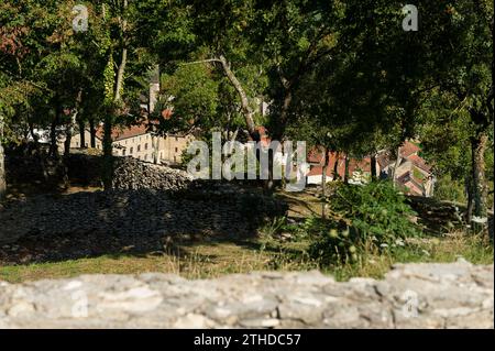 Cremieu eine mittelalterliche Siedlung mit Festung und einem bekannten überdachten Markt. | Cremieu, ville medievale de l'Isère connue pour ses Festungsanlagen Stockfoto