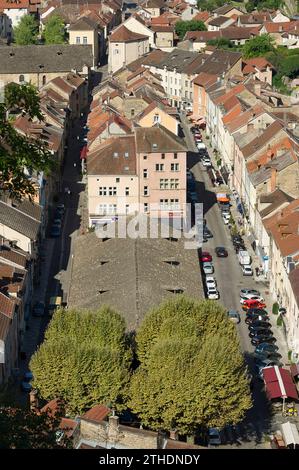 Cremieu eine mittelalterliche Siedlung mit Festung und einem bekannten überdachten Markt. | Cremieu, ville medievale de l'Isère connue pour ses Festungsanlagen Stockfoto