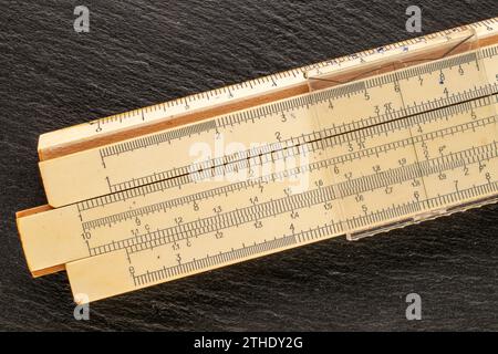 Ein logarithmisches Lineal auf Schieferstein, Makro, Draufsicht. Stockfoto