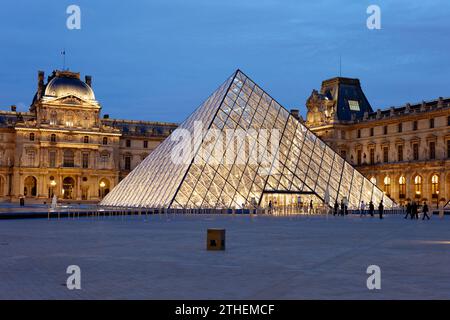 Die Pyramide des Louvre, eine architektonische Meisterleistung, die das Museum selbst symbolisiert. Ort von künstlerischer und kultureller Bedeutung in Paris, Frankreich. Stockfoto