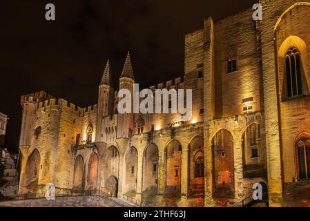 Berühmter Papstpalast, beleuchtet bei Nacht in Avignon, Vaucluse, Provence, Frankreich Stockfoto