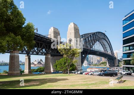 Blick auf Sydney Harbour Bridge und Opernhaus aus Bradfield Park, Milsons Point, Sydney, New South Wales, Australien Stockfoto