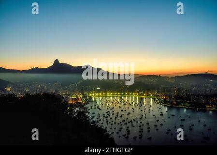 Guanabara Bay und Corcovado Mountain in Rio de Janeiro Skyline vom Sugarloaf Mountain in der Abenddämmerung aus gesehen Stockfoto