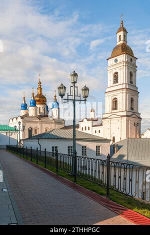 Tobolsk. Oblast Tyumen. Russland, 06. Juli 2010 - Blick auf St. Sophia-Himmelfahrt-Kathedrale und Glockenturm des Tobolsker Kreml. Der Tobolsker Kreml Stockfoto