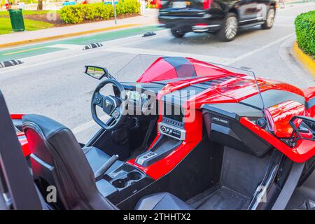 Nahaufnahme des Innenraums eines roten Polaris-Schleuderwagens. Miami Beach. USA. Stockfoto