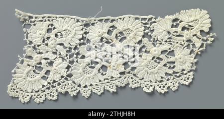 Streifen häkelte Seite mit fächerförmigen Blüten, anonym, ca. 1890 - ca. 1909 Streifen naturfarbene irische Häkelseite. Muster mit fächerförmigen Blüten mit Stielen und gehäkeltem unregelmäßigem Netzboden mit Pikots. Die Oberseite ist mit einem Lineal versehen. Die halbkreisförmigen Skulpturen am unteren Rand sind mit pikotierten Bögen versehen. Irische Baumwolle (Textil) Streifen mit naturfarbener irischer Häkelseite. Muster mit fächerförmigen Blüten mit Stielen und gehäkeltem unregelmäßigem Netzboden mit Pikots. Die Oberseite ist mit einem Lineal versehen. Die halbkreisförmigen Skulpturen an der unteren Kante sind trimmt Stockfoto