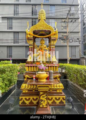 Tempel zu buddha auf einer Straße in bangkok. Dieses Foto wurde aus Bangkok, Thailand, aufgenommen. Stockfoto