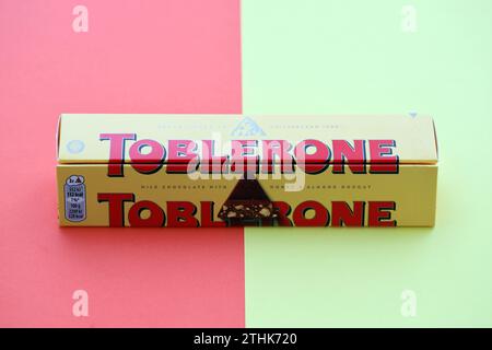 KIEW, UKRAINE - 31. OKTOBER 2023 gelbe Toblerone Schokoladenriegel. Toblerone entstand um 1908 in der Schweiz und wurde von Theodor Tobler gegründet Stockfoto