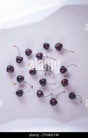 Eine frische, lebendige rote Kirsche, isoliert auf weißem Hintergrund Stockfoto