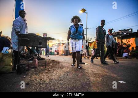 Die Bewohner laufen an den geschäftigen Geschäftsstraßen in Kibera Slum, Nairobi vorbei. Ein Blick durch den Alltag in Kibera, derzeit Afrikas größtem Slum und Stockfoto