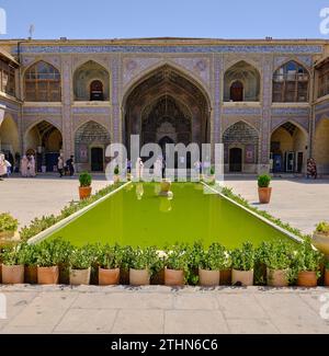 Shiraz, Iran, 06.27.2023.Nasir ol Molk Mosque, Moschee in Shiraz. Details und Leute in Nasir Ol Molk Moschee, Moschee. Symbol des Iran. Stockfoto