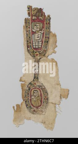 Weefselfragment Met Nail Anonym um 500 - um 699 Naturleinenfragment mit gesätem Clavus endend in einem Oval. Im Oval eine Menschenfigur in gelbem Gewand mit nimbus auf rotem Boden; im Clavus eine Figur mit hellblauem und weißem Gewand und grünem nimbus, darüber ein Teil eines Gewandes in braun und gelb und zwei Füße auf rotem Boden. Um das Oval und den Clavus herum ein Rand mit Blockdekor in rot, rosa, gelb, weiß, dunkel- und hellgrün sowie dunkel- und hellblau. Ägyptisches Ketting-Element: Leinen (Material). Eintrag: Wollteppich Naturleinen-Gewebefragment mit gesätem Clavus, der in einem Oval endet Stockfoto