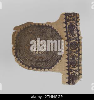 Weefselfragment met Nail en, anonym um 400 - um 599 Naturleinengewebefragment mit gewebtem Clavus und aufgenähtem Orbiculus in Dunkelviolett. Der Orbiculus hat ein Zickmotiv mit vier Vasen und Blattreben, um ihn herum ein achtzackiger Stern. Um einen Kreis und einen breiteren Kreis mit durchgehendem Geflechtmuster. All das in der Flugdrahttechnologie. Das ganze ist umgeben von einer Zahnkante. Der Clavus hat einen Rand mit gezahnten Listen, in denen Blumenvasen, Medaillons und Blätter verziert werden, deren Details auch hier in der Flugdrahttechnik gelten. Der Orbiculus ist feiner gewebt als der Clavus. Ägypten K Stockfoto