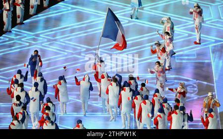 4. FEBRUAR 2022: Peking, China: Tessa Worley und Kevin Rolland sind die Flaggenträger des Teams Frankreich während der Parade der Nationen bei der Eröffnungszeremonie Stockfoto