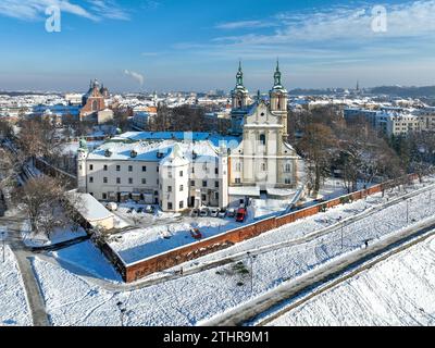 Skalka. St. Stanislaus Kirche und Paulinitenkloster in Krakau, Polen, im Winter. Historische Begräbnisstätte von angesehenen Polen. Aus der Vogelperspektive mit bou Stockfoto