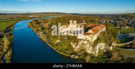 Tyniec bei Krakau, Polen. Benediktinerabtei und Kloster auf der felsigen Klippe und der Weichsel. Luftpanorama im Herbst bei Sonnenuntergang Stockfoto