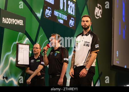 Alexandra Palace, London, Großbritannien. Dezember 2023. 2023/24 PDC Paddy Power World Dart Championships Tag 6 Nachmittagssitzung; Ross Smith erzielt weitere 180 Credit: Action Plus Sports/Alamy Live News Stockfoto