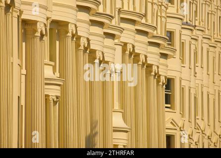 Sonnenlicht auf den Stuckfassaden des Brunswick Square, Hove East Sussex England Fassaden der westlichen Terrasse. Regency-Periode Klasse I gelistete Gebäude Architektur. Brighton, England Stockfoto