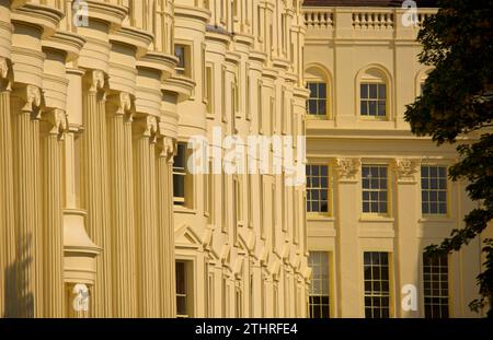 Sonnenlicht auf den Stuckfassaden des Brunswick Square, Hove East Sussex England Fassaden der westlichen Terrasse. Regency-Periode Klasse I gelistete Gebäude Architektur. Brighton, England Stockfoto