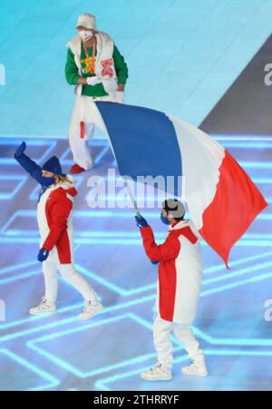 4. FEBRUAR 2022: Peking, China: Tessa Worley und Kevin Rolland sind die Flaggenträger des Teams Frankreich während der Parade der Nationen bei der Eröffnungszeremonie Stockfoto