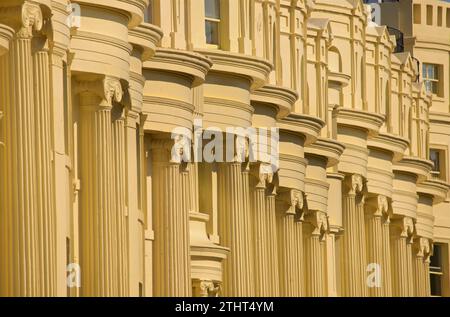 Sonnenlicht auf den Stuckfassaden des Brunswick Square, Hove East Sussex England Fassaden der westlichen Terrasse. Regency-Periode Klasse I gelistete Gebäude Architektur. Brighton, England Stockfoto