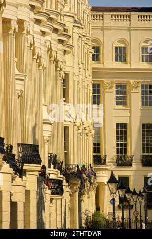 Sonnenlicht auf den Stuckfassaden des Brunswick Square, Hove East Sussex England Fassaden der westlichen Terrasse. Regency-Periode Klasse I gelistete Gebäude Architektur. Brighton, England Stockfoto