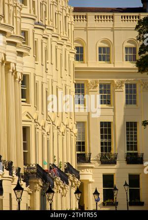 Sonnenlicht auf den Stuckfassaden des Brunswick Square, Hove East Sussex England Fassaden der westlichen Terrasse. Regency-Periode Klasse I gelistete Gebäude Architektur. Brighton, England Stockfoto